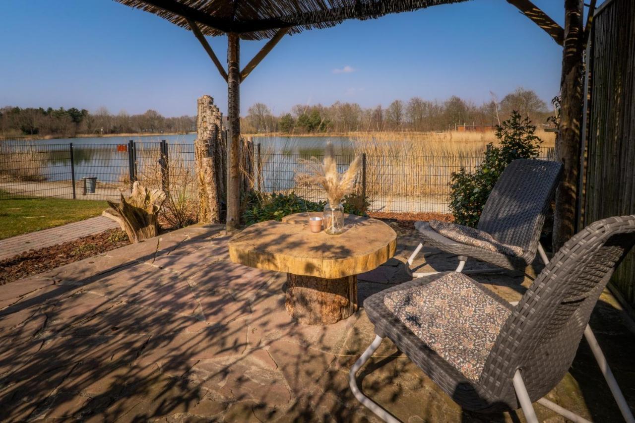 Drents Genieten - Lavendelheide Met Uitzicht Op Het Water Erm Exteriör bild